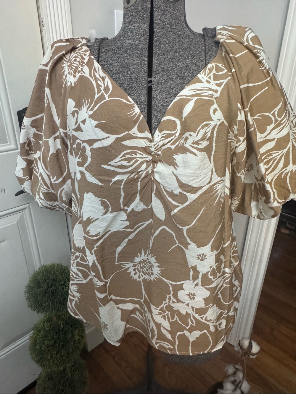 Women's Cato Floral V-Neck Puff Sleeve Top in Beige and White Large